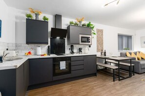Fridge, microwave, oven, stovetop - Nottage House Premier Apartments (Cardiff)