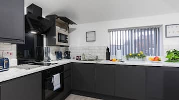 Een koelkast, een magnetron, een oven, een kookplaat