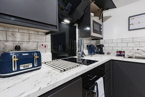 Frigorifero, microonde, forno, piano cottura