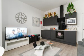 Frigorifero, microonde, forno, piano cottura