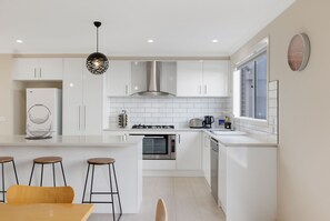 Fridge, microwave, oven, stovetop - The Grampian in Cowes by Ready Set Stay
 (Cowes)