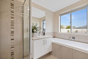 Shower, hair dryer - The Grampian in Cowes by Ready Set Stay
 (Cowes)