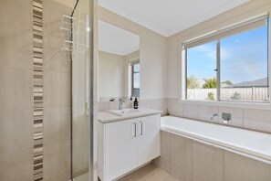Shower, hair dryer - The Grampian in Cowes by Ready Set Stay
 (Cowes)
