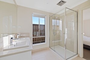 Shower, hair dryer - The Grampian in Cowes by Ready Set Stay
 (Cowes)
