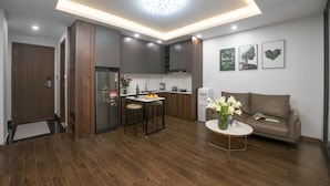 Een moderne keuken met een eethoek, een bank en een salontafel.