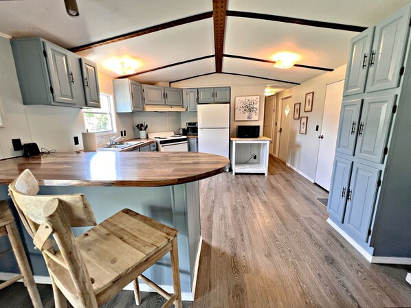 Refrigerador, microondas, horno y parrilla de estufa 