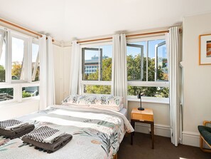 Dobbeltrom – superior | Skrivebord, skrivebord for bærbar PC, wi-fi (inkludert) og sengetøy