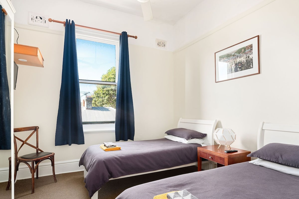 Basic Twin Room | Desk, laptop workspace, free WiFi, bed sheets