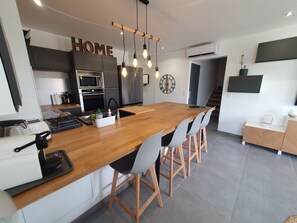 Réfrigérateur, micro-ondes, four, plaque de cuisson