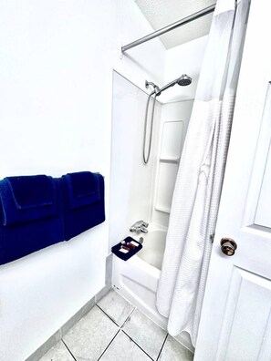 Deep-soaking bathtub, towels