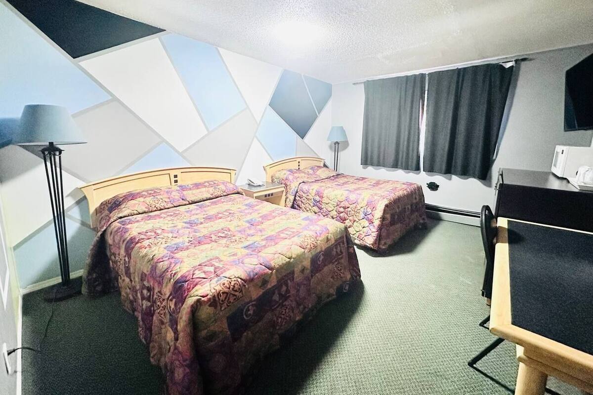 Habitación básica doble, 2 camas de matrimonio | Escritorio, wifi gratis, ropa de cama