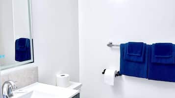 Baignoire profonde, serviettes fournies