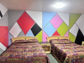Kamar Double Basic, 2 Tempat Tidur Queen | Meja kerja, Wi-Fi gratis, dan seprai linen