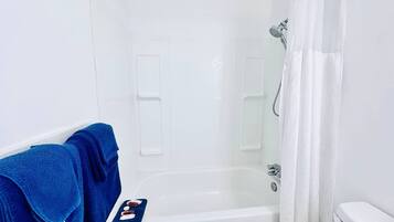 Chambre de base double, 2 grands lits | Salle de bain | Baignoire profonde, serviettes fournies