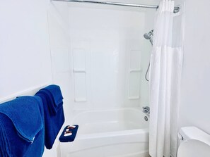 Kamar Double Basic, 2 Tempat Tidur Queen | Kamar mandi | Bathtub besar dan handuk