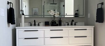 Large Charming House with Heated Pool and Outdoor Living