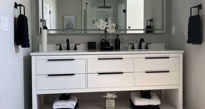 Large Charming House with Heated Pool and Outdoor Living