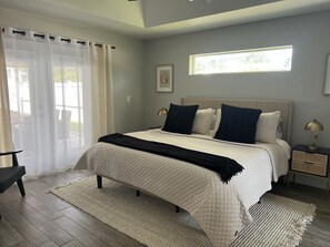 4 habitaciones, escritorio y tabla de planchar con plancha