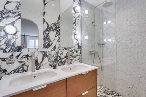 Shower, hair dryer, towels - Sublime apartment for 6 - Heart of Paris (Paris)