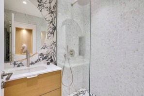 Douche, sĂšche-cheveux, serviettes fournies, shampoing