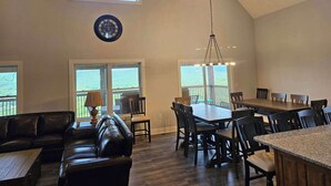 A spacious dining area with a high ceiling and large windows. - Mtn Paradise Lake view Indoor/Outdoor pools/2 splash pads, Silver Dollar City (Branson)