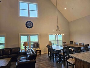 A spacious dining area with a high ceiling and large windows. - Mtn Paradise Lake view Indoor/Outdoor pools/2 splash pads, Silver Dollar City (Branson)