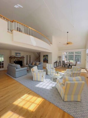 Télévision, cheminée, espaces bureaux