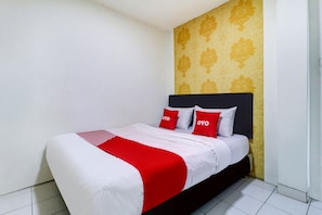 Desk, laptop workspace, free WiFi, bed sheets - OYO 90873 Orchid Guesthouse (Ngamprah)