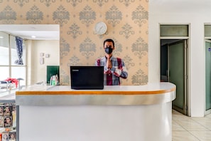 Reception - OYO 90873 Orchid Guesthouse (Ngamprah)