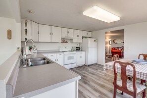 Frigorífico, microondas, placa de cocina y lavavajillas