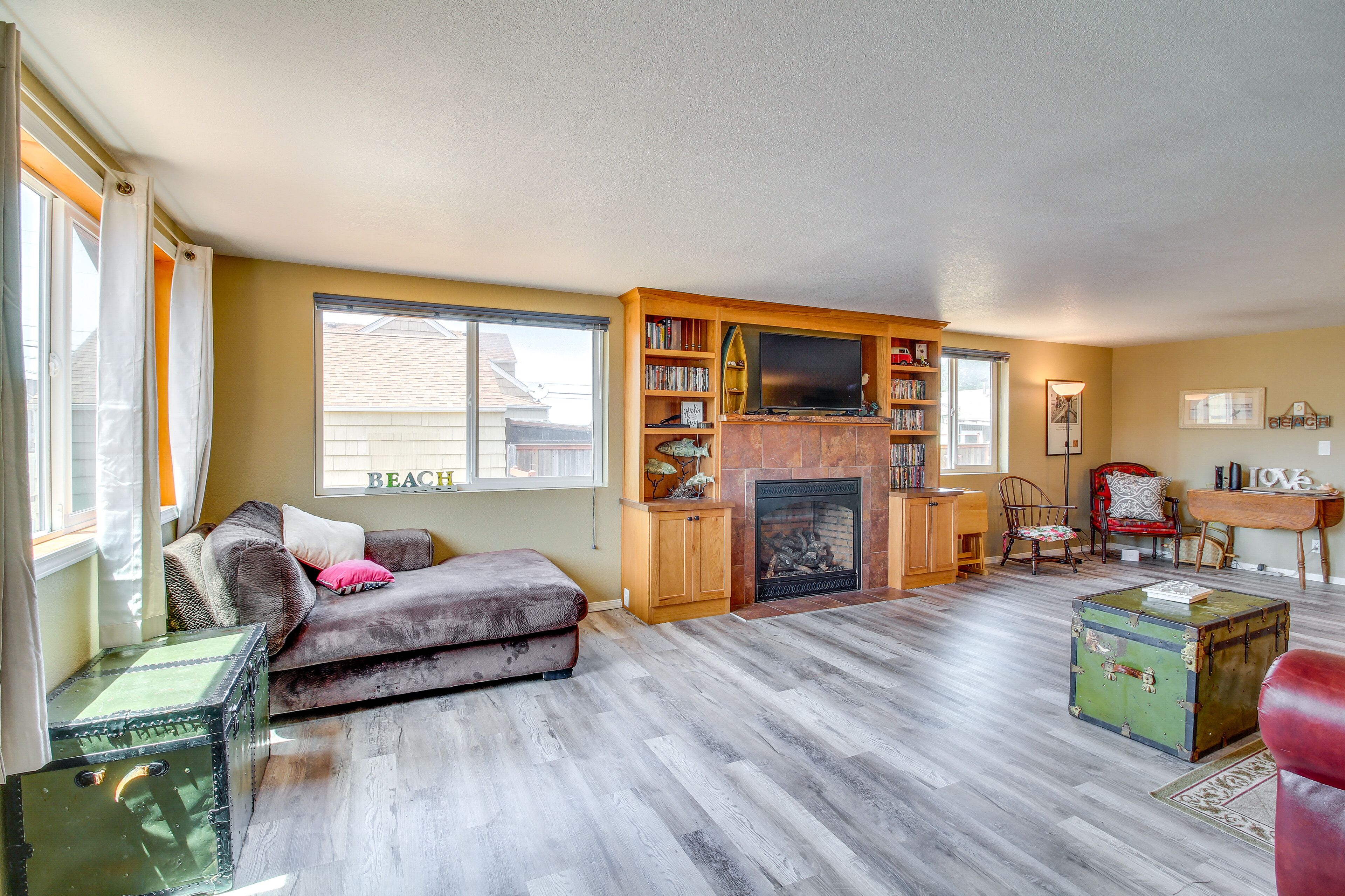 TV, fireplace, DVD player, books
