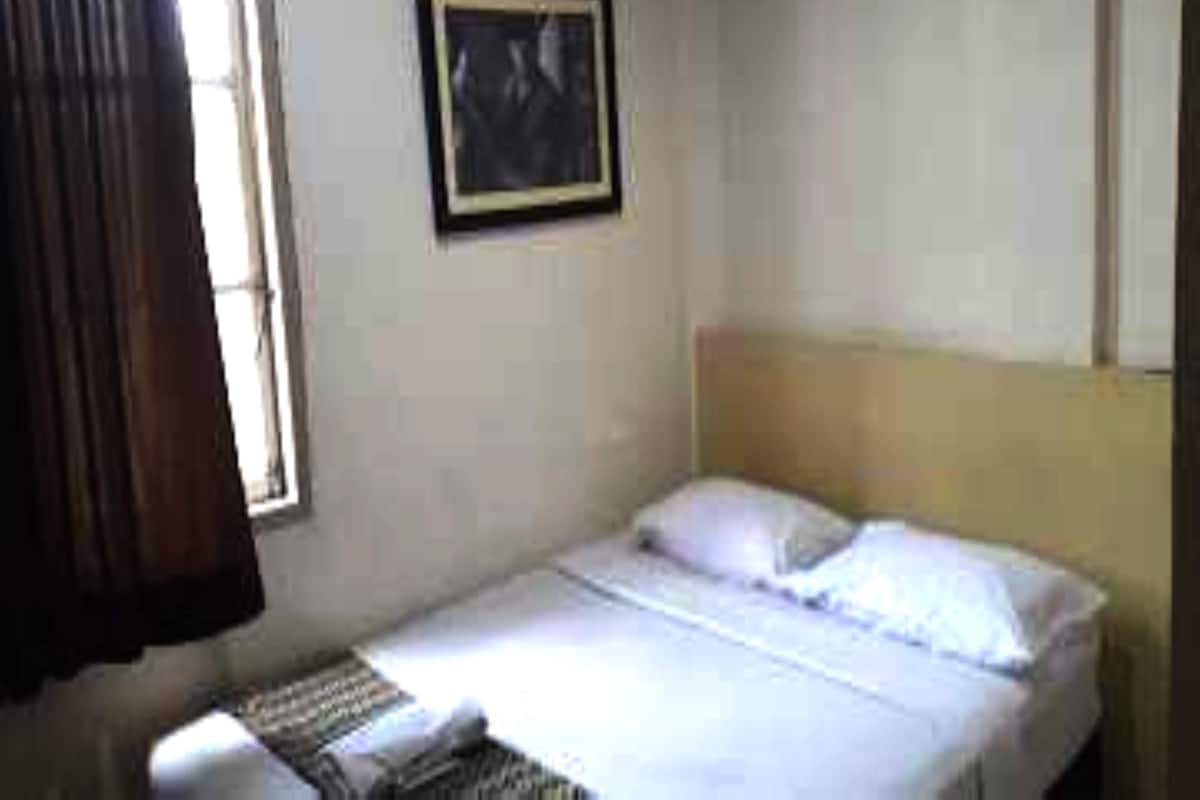 Espacio para trabajar con laptop, wifi gratis y ropa de cama