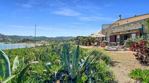A coastal property with a patio, outdoor furniture, and a view of the sea and mountains. - La Maranita Apartment (La Maddalena)