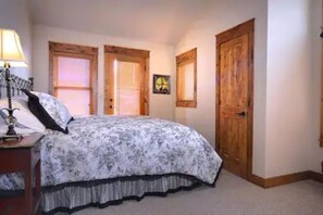 4 bedrooms, desk, iron/ironing board, WiFi
