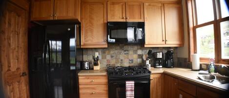 Geladeira, micro-ondas, fogão, cooktop