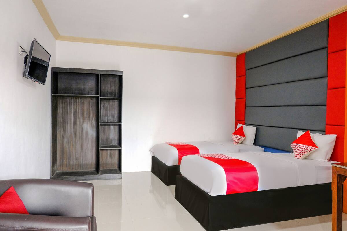 Een moderne hotelkamer met een groot bed, een tv aan de muur en een kledingkast.