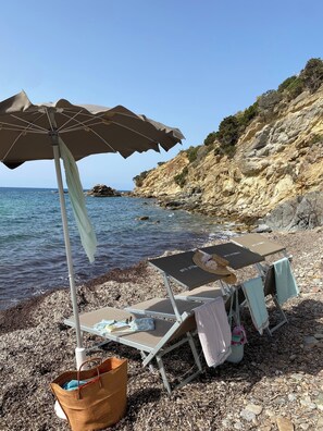 Sulla spiaggia, lettini da mare, teli da spiaggia