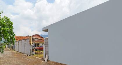 OYO 90809 Homestay Black Pink Merah Jambu Syariah
