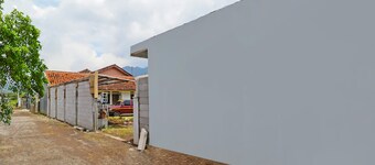 OYO 90809 Homestay Black Pink Merah Jambu Syariah