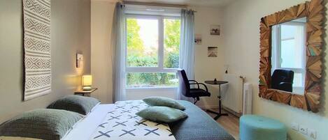 3 عدّة غرف نوم ومكتب وواي فاي وملاءات أسرّة