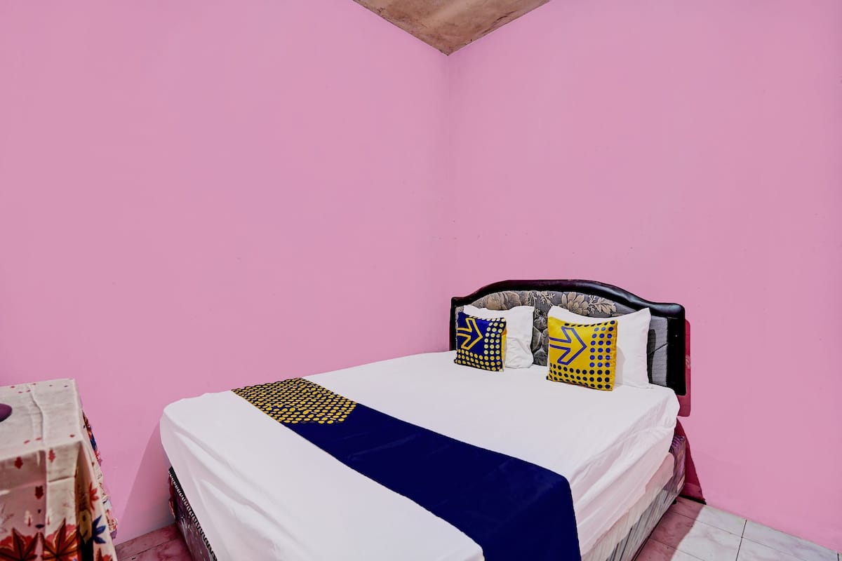Habitación básica doble | Espacio para trabajar con un portátil, wifi gratis, ropa de cama