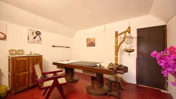 Deep-tissue massages, Swedish massages, 1 treatment room