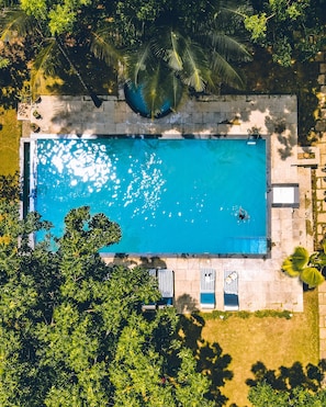 Una piscina al aire libre