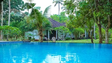 Hồ bơi ngoài trời