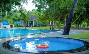 Una piscina al aire libre