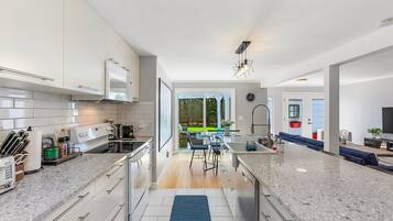 雪櫃、微波爐、焗爐、爐具