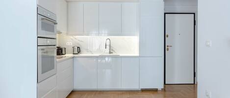 Réfrigérateur, un four, surface de cuisson, lave-vaisselle