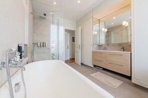 Douche, sèche-cheveux, serviettes fournies, papier toilette