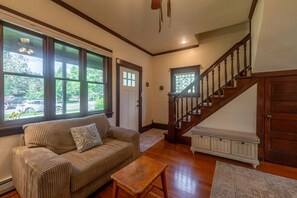 Interior - The Garden House in Livingston (Livingston)