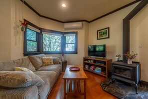 Smart TV, books - The Garden House in Livingston (Livingston)